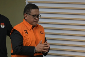 Dengan Tangan Terkepal, Hasto Berteriak “Merdeka” Ketika Ditahan KPK