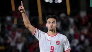 Pemain Timnas Indonesia U-20, Jens Raven merayakan gol pertama timnya ke gawang Timor Leste pada laga Grup F Kualifikasi Piala Asia U-20 2025 di Stadion Madya, Senayan, Jakarta, Jumat (27/09/2024). (Bola.com/Bagaskara Lazuardi)