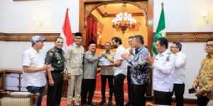 Gubernur Aceh Muzakir Manaf menyerahkan dokumen usulan pembangunan Terowongan Geurutee kepada Menteri PPN/Kepala Bappenas Rachmat Pambudy di Meuligoe Gubernur Aceh, Rabu (9/7/2025). (Foto: Humas Pemprov Aceh)