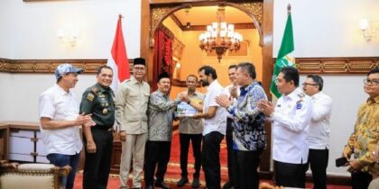 Gubernur Aceh Muzakir Manaf menyerahkan dokumen usulan pembangunan Terowongan Geurutee kepada Menteri PPN/Kepala Bappenas Rachmat Pambudy di Meuligoe Gubernur Aceh, Rabu (9/7/2025). (Foto: Humas Pemprov Aceh)