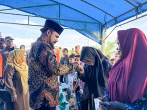Bupati Aceh Timur Kunjungi Blang Rambong, Serahkan Santunan Anak Yatim dan Tinjau Progres Huntara