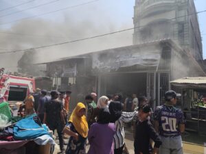 Diduga Korsleting Listrik, Toko Kain di Tanah Jambo Aye Hangus Terbakar