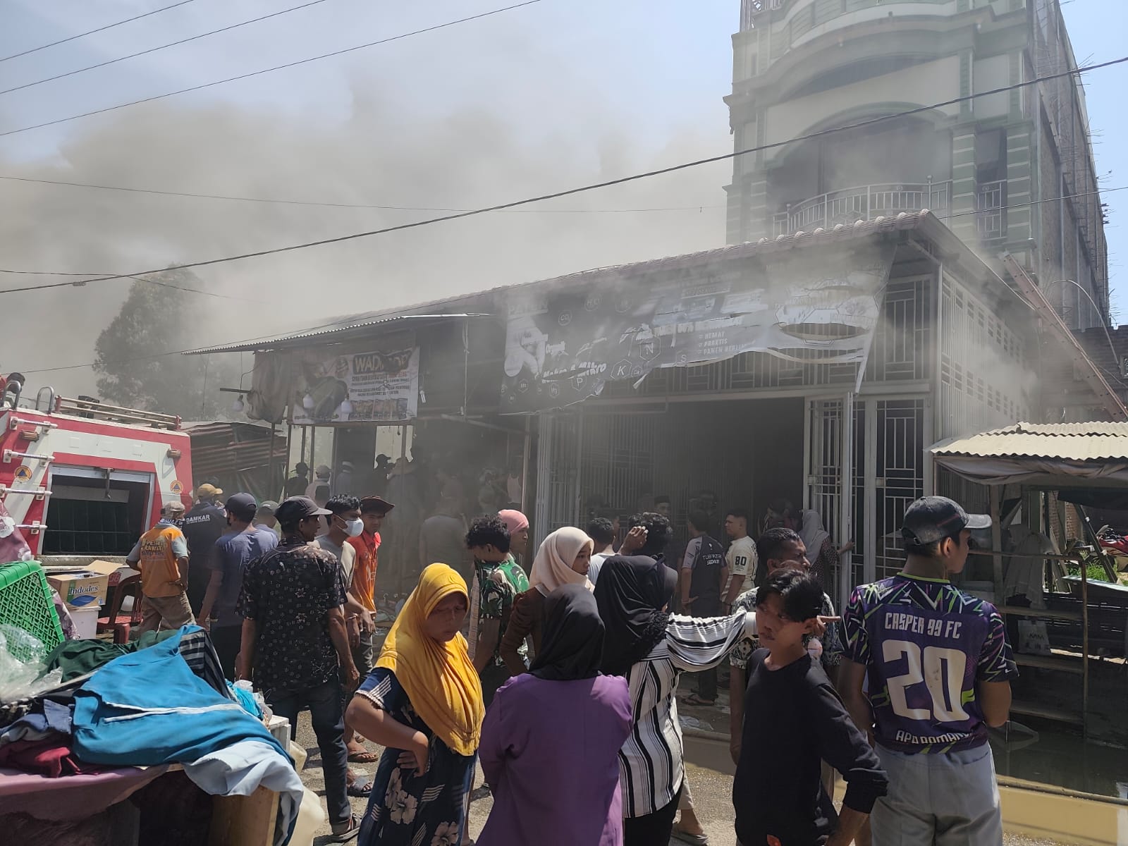 Diduga Korsleting Listrik, Toko Kain di Tanah Jambo Aye Hangus Terbakar