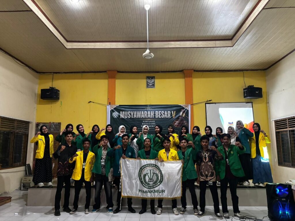 Suasana foto bersama seluruh peserta dan pengurus Himpunan Mahasiswa Kuta Makmur (HIMAKMUR) usai pelaksanaan Musyawarah Besar (Mubes) ke-V di Aula Kantor Camat Kuta Makmur, Minggu (26/4/2026).
