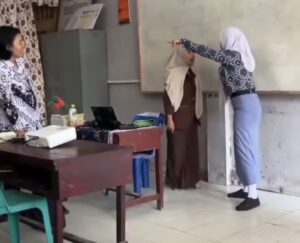 Viral Guru dan Murid Baku Hantam di Kelas, Ternyata Hanya Prank Ulang Tahun