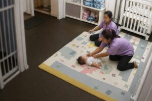 Foto Ilustrasi pengasuh bayi