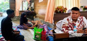 Peduli Sesama, Anggota DPRK Geusyik Paang Serahkan Bantuan kepada Lansia Sakit di Glong