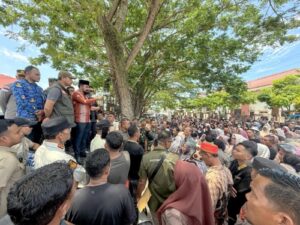 Bupati Aceh Timur Temui Pengunjuk Rasa, Tegaskan Komitmen Dampingi Penyintas Banjir