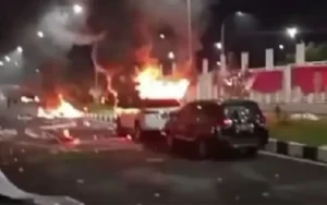 Kecewa Gagal Promosi, Suporter Persipura Ricuh: Fasilitas Stadion Rusak & Kendaraan Dibakar